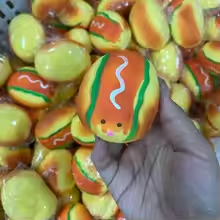 새롭게 출시되어 인기를 얻고 있는, 돼지 모양의 핫도그 - Interactive Squeaky Plush Dog Toy 리뷰 및 가격